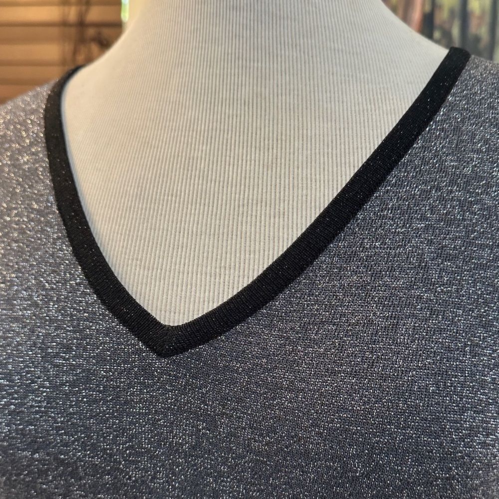 Cable & Guage Black/Silver Shimmer V-Neck Top Size Medium - Picture 10 of 13